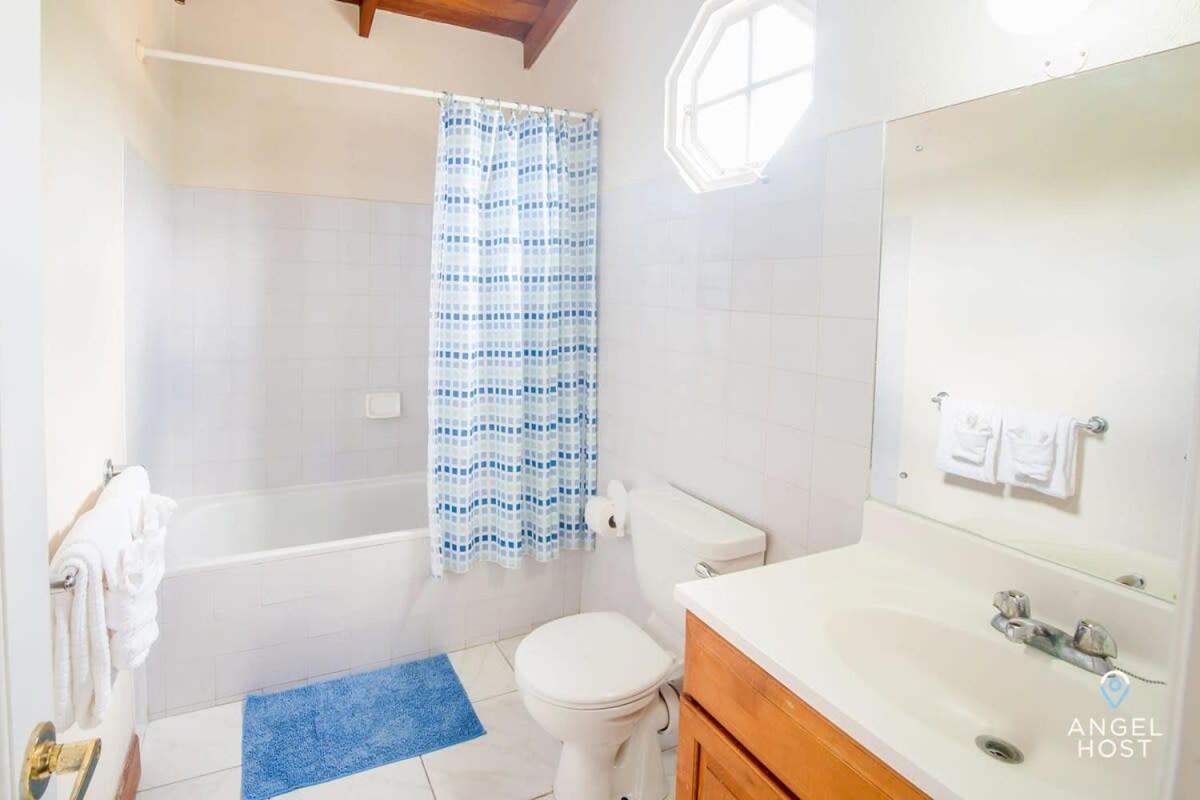 2-Story Townhome With Private Pool, Ideal For Group! Christ Church Bagian luar foto