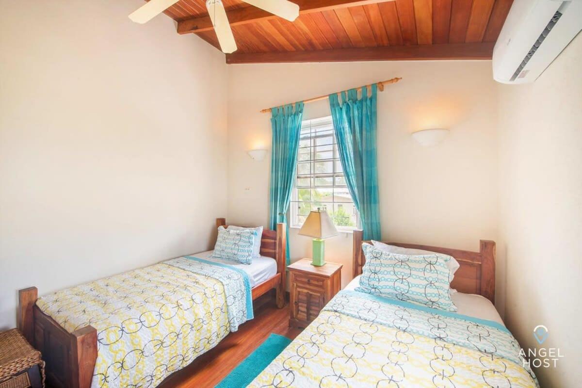 2-Story Townhome With Private Pool, Ideal For Group! Christ Church Bagian luar foto