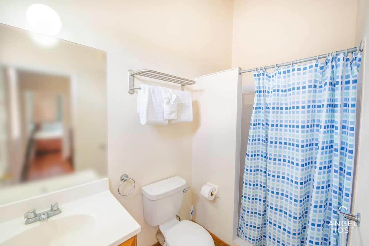 2-Story Townhome With Private Pool, Ideal For Group! Christ Church Bagian luar foto