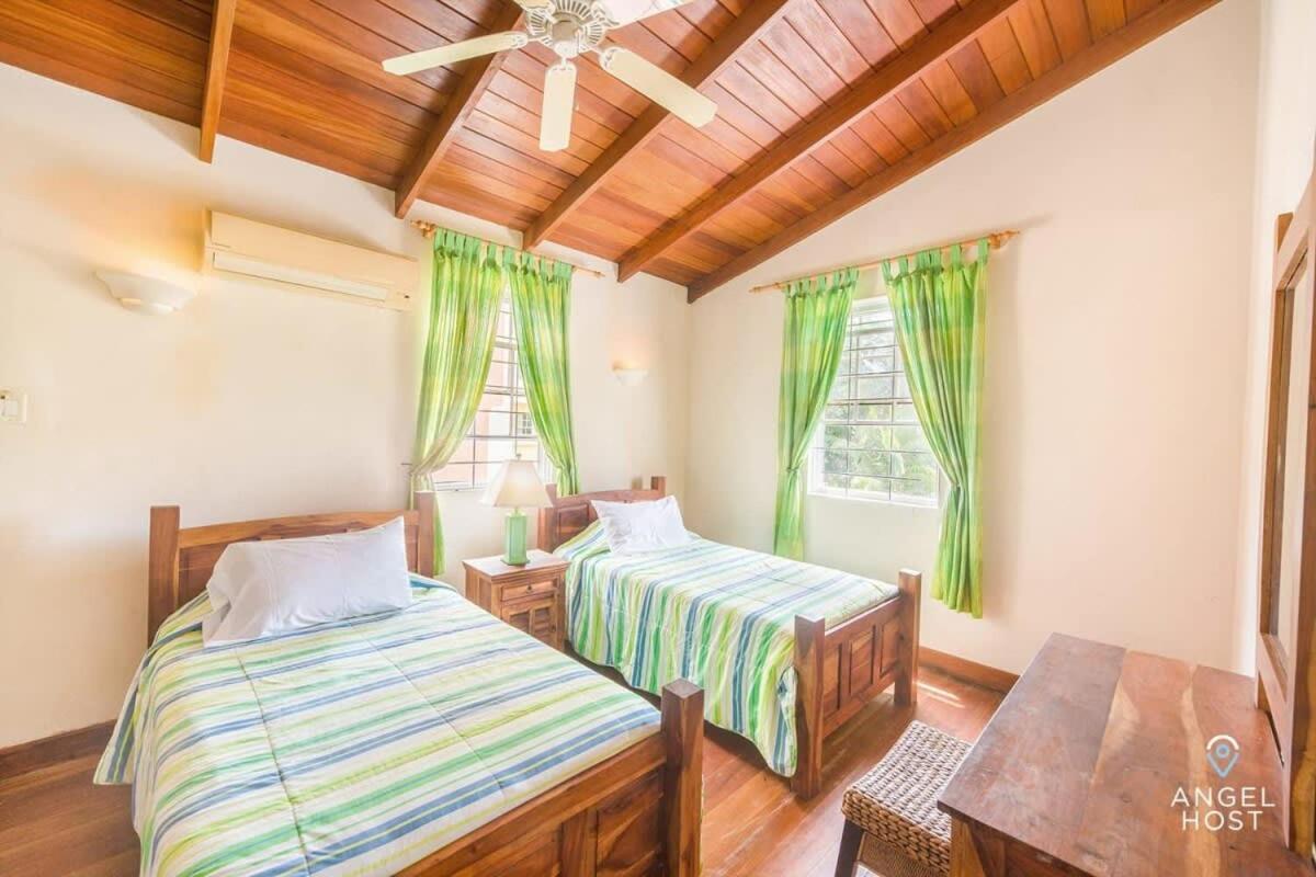 2-Story Townhome With Private Pool, Ideal For Group! Christ Church Bagian luar foto